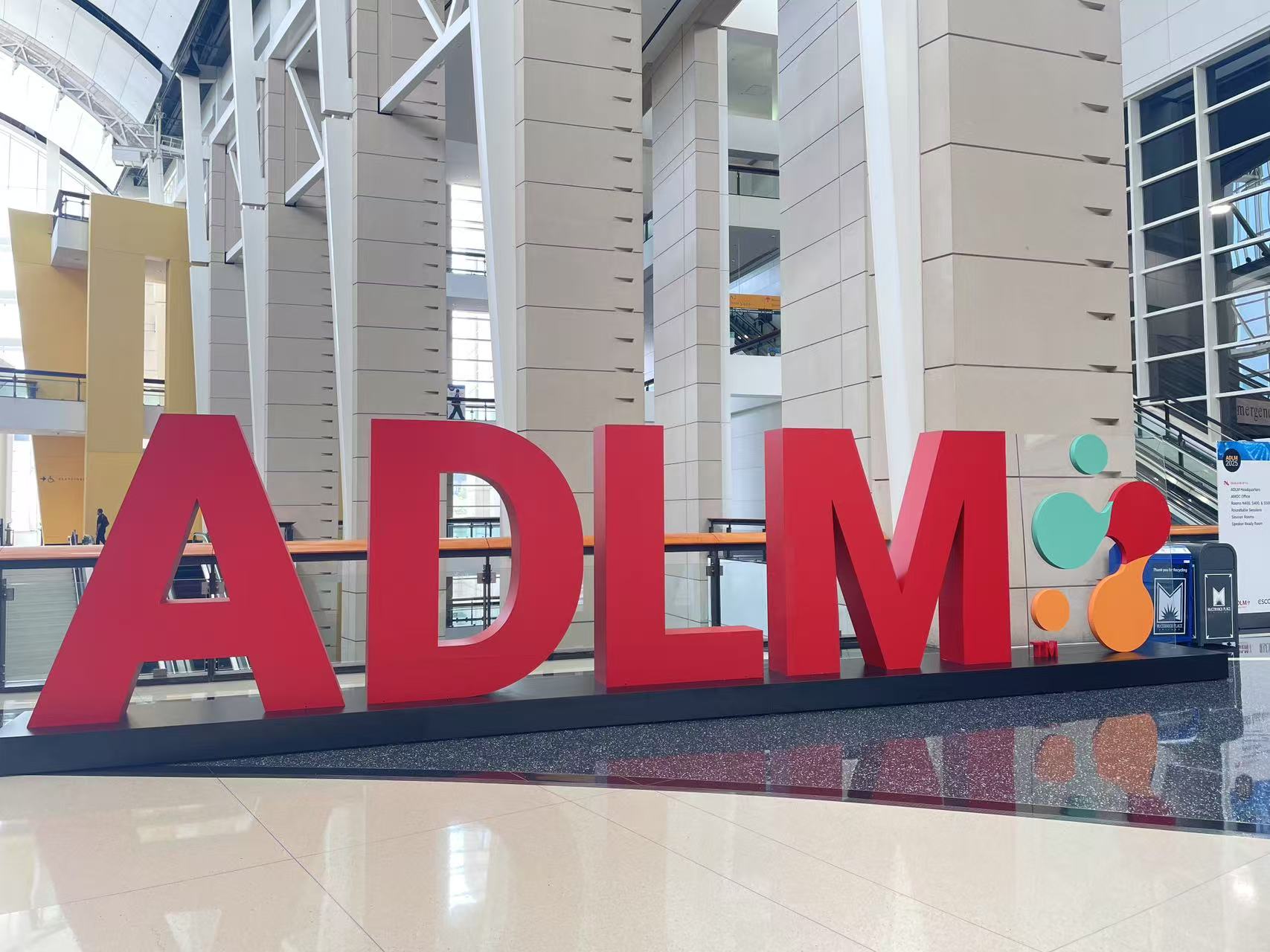 2025ADLM | LOCMEDT vous invite à surfer sur les vagues